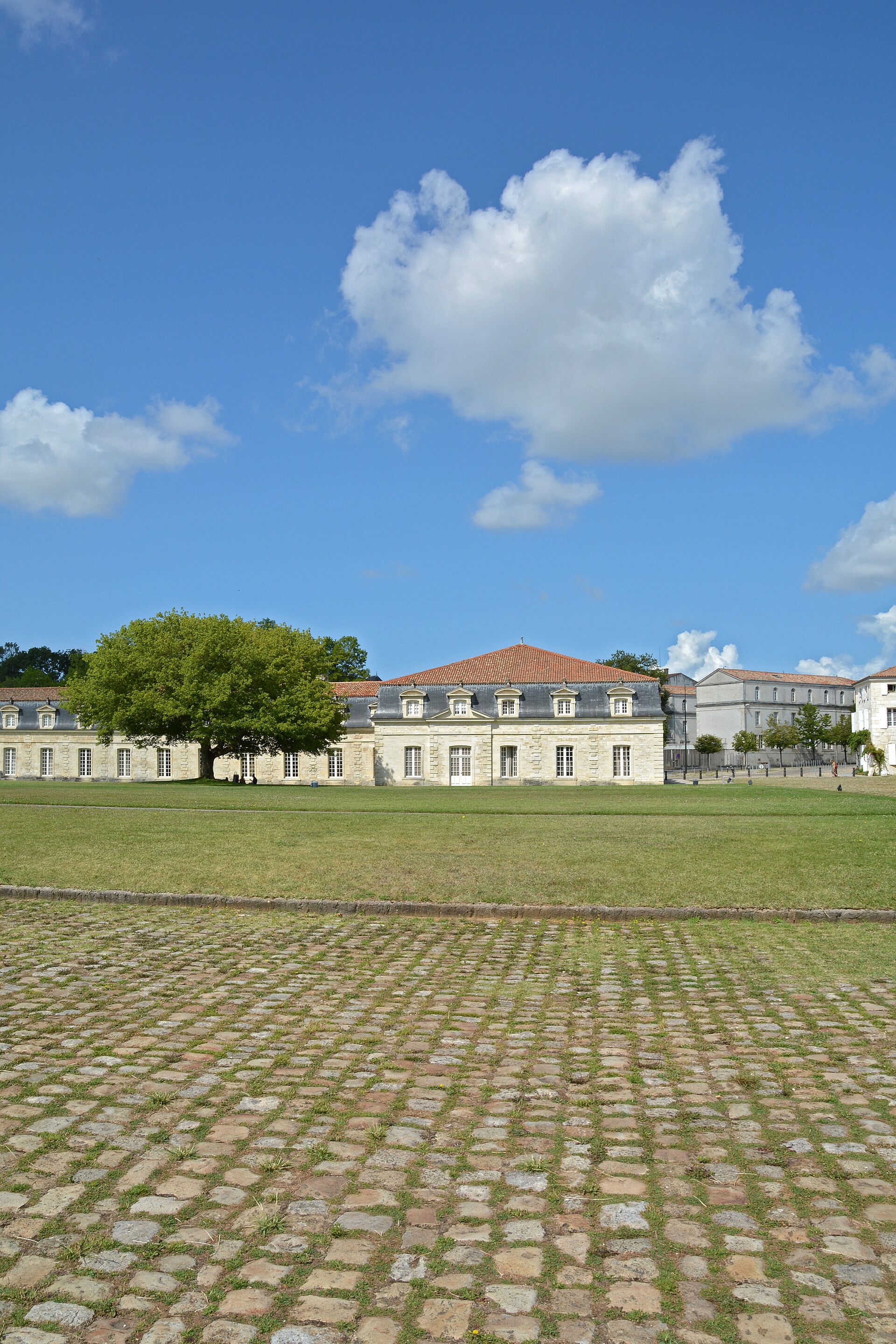 Corderie royale de Rochefort, longue façade sur l’eau