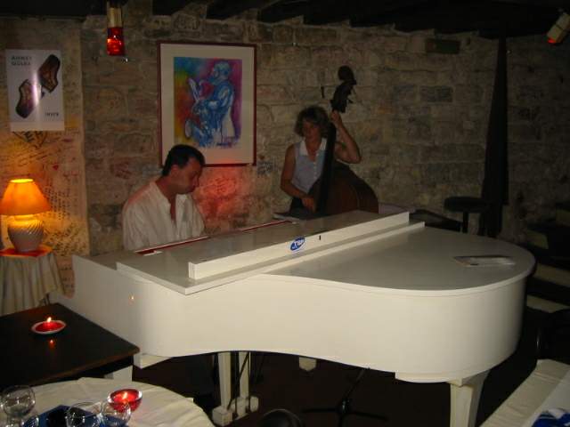 Piano dans un club de jazz
