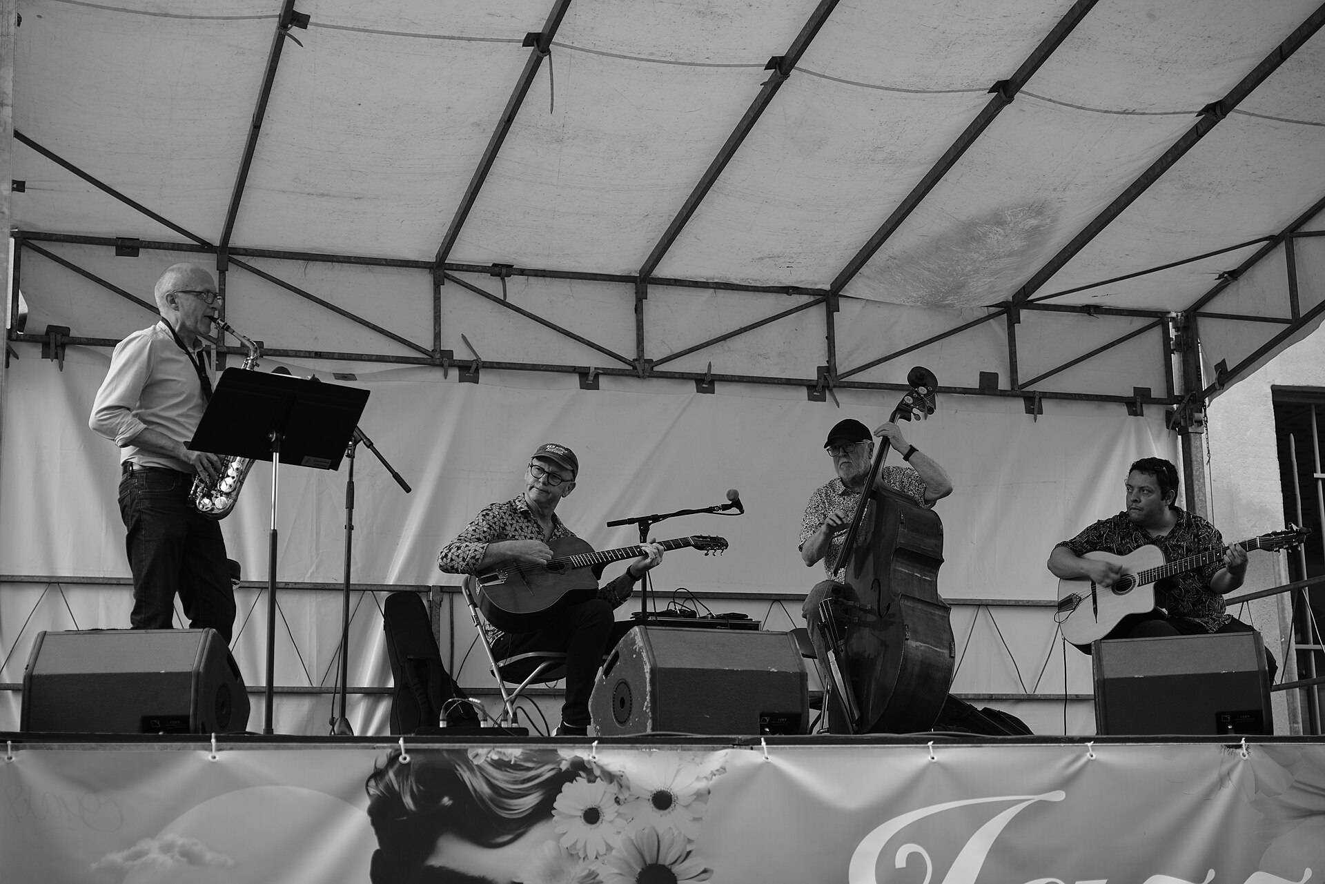 Quartet jazz sur scène, contrebasse et guitares